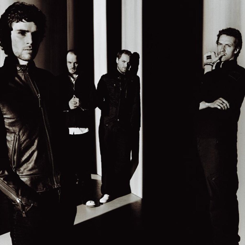 由主唱兼键盘,副吉他手克里斯·马汀,贝斯手guy berryman,主吉他手