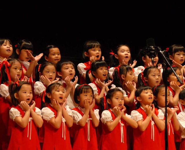 著名歌手平安和他的“小小少年们”平泫雅和贤胜安歌手