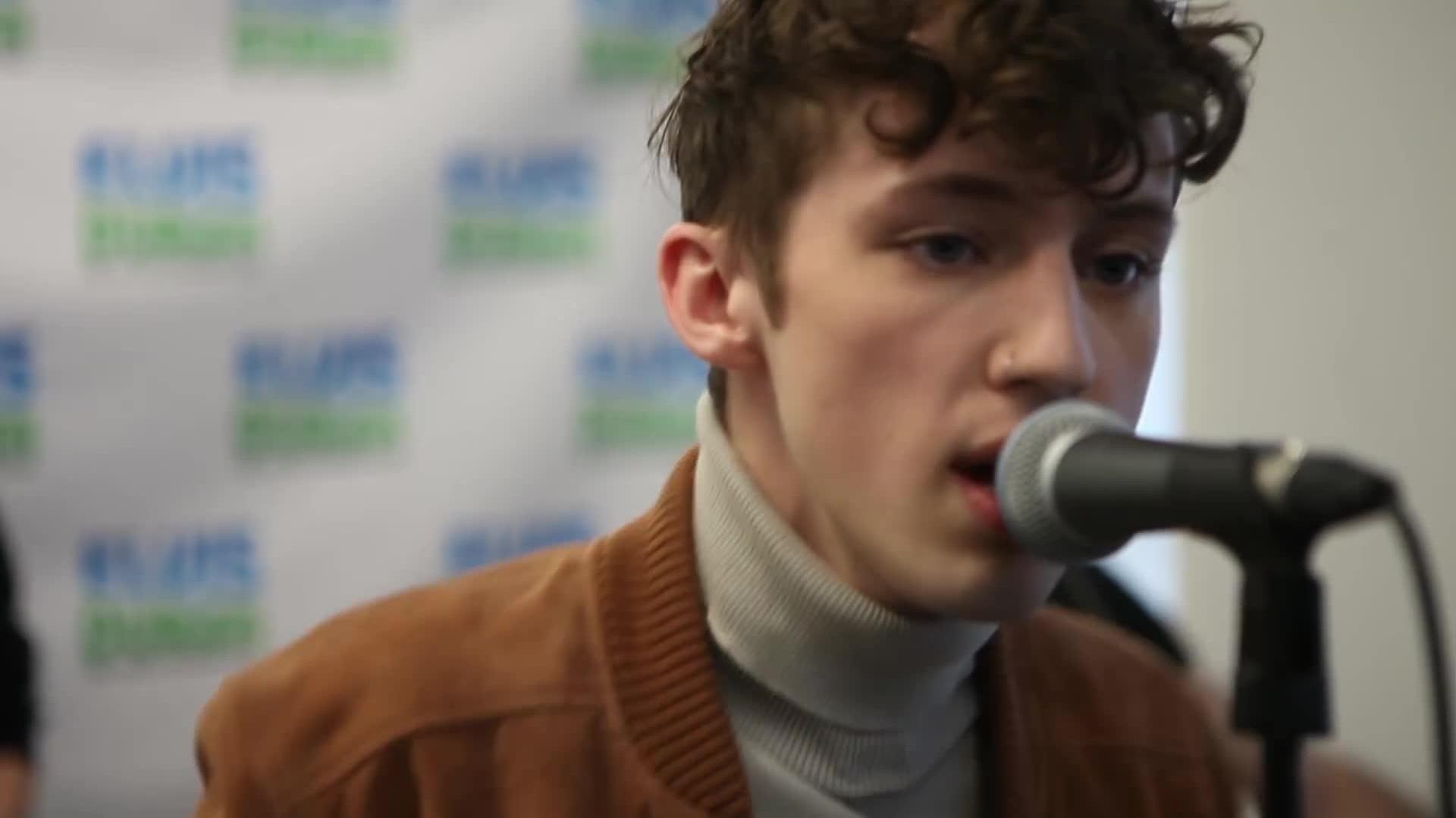 Troye Sivan - Here (Alessia Cara Cover Acoustic) Elvis Duran Live