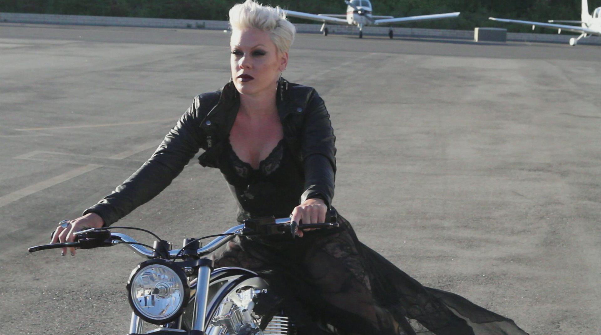 P!nk - Behind the Scenes of the Greatest Hits...So Far!!! Photoshoot