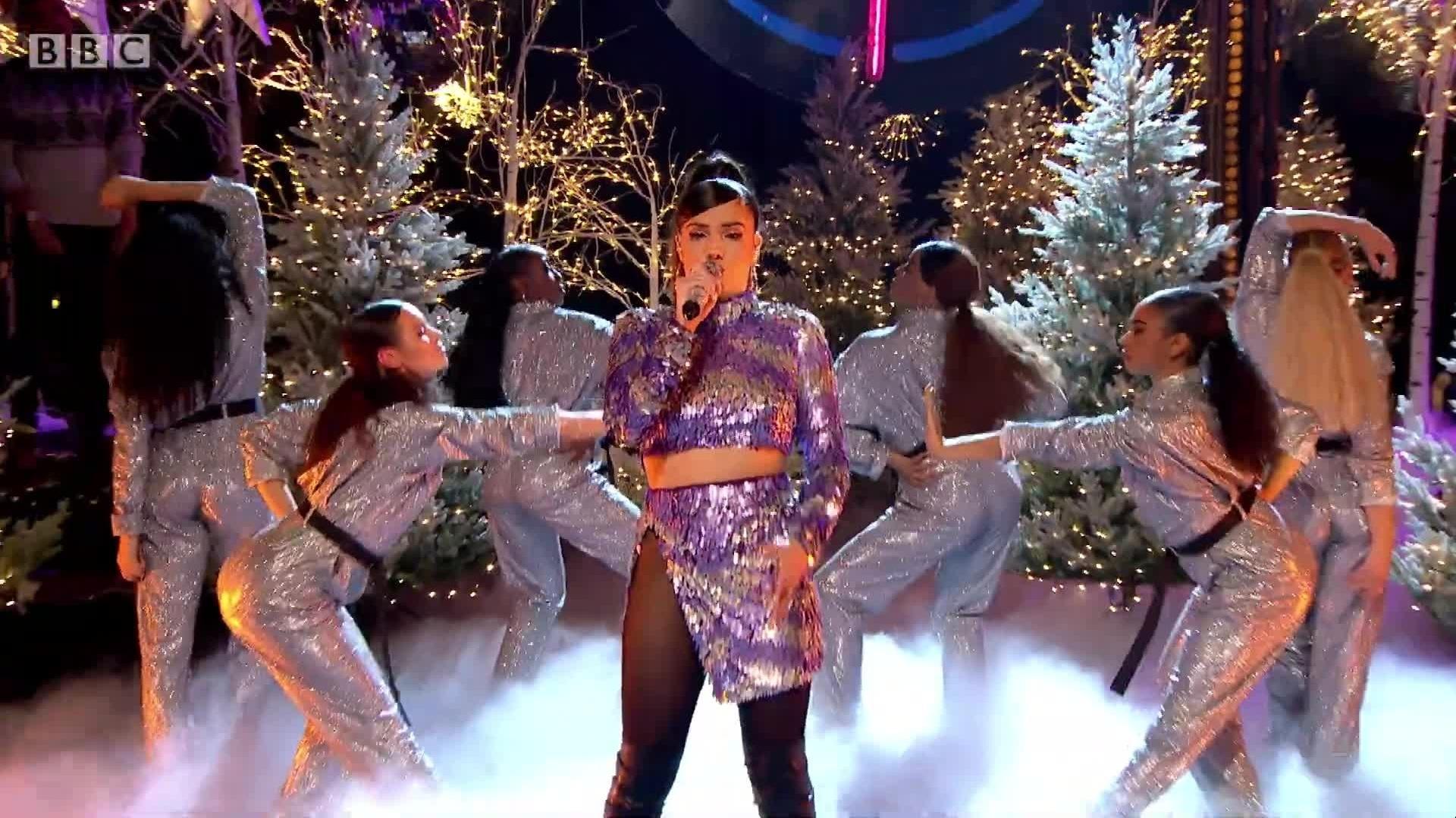 Mabel - Don't Call Me Up (Live at Top of the Pops Christmas 2019)