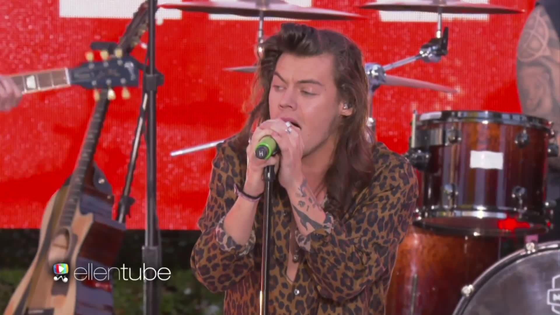 One Direction - Love You Goodbye(Outdoor live@Ellen Show)