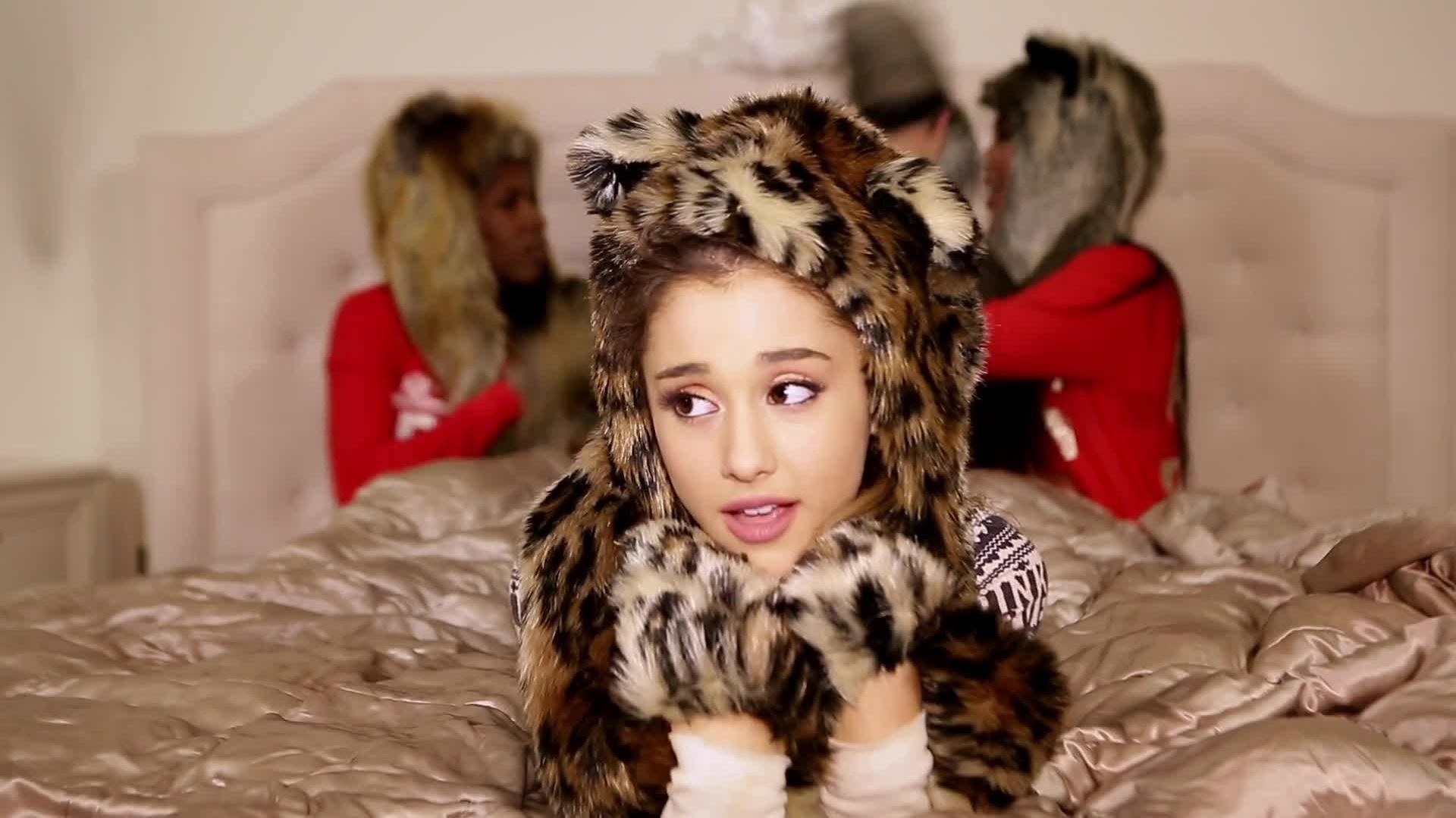 Ariana Grande - Santa Tell Me