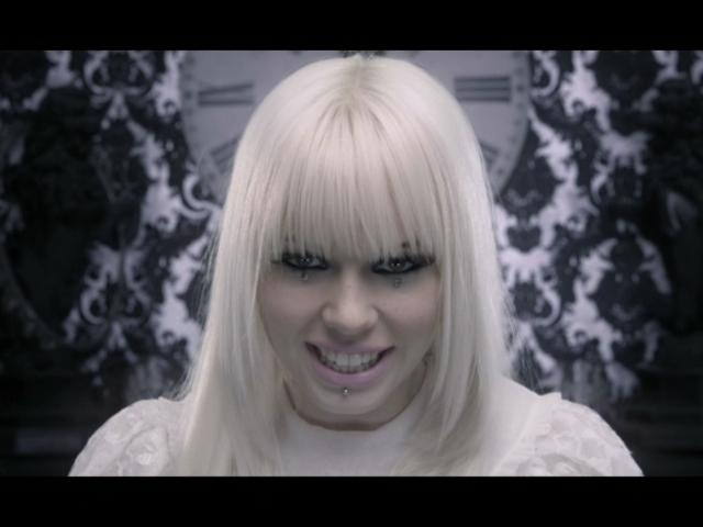 Kerli - Walking On Air (Closed Captioned)