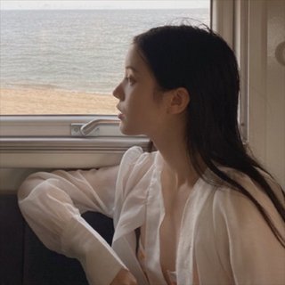 “别慌 月亮也正在大海的某处迷茫”