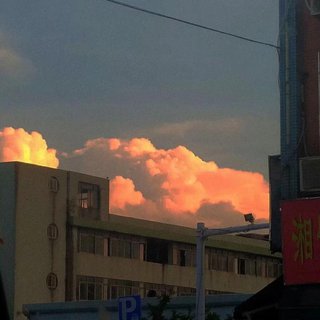 “你和我一起在夕阳下奔跑。”