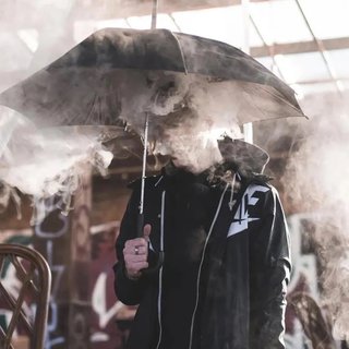 孤单的时候，只有烟和歌陪伴