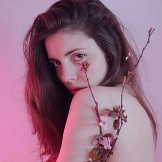 「柔美温醇」生而优雅 旁若无人的美丽