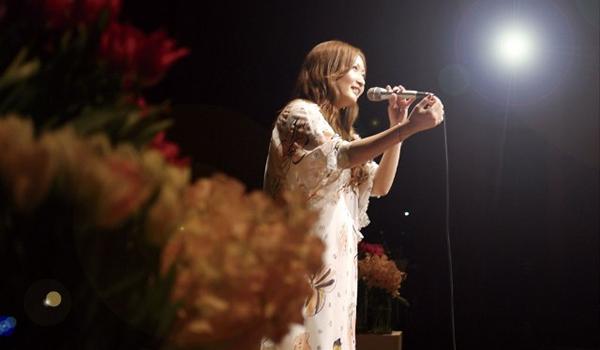 《ave maria》也是一首经典,在这首歌曲中,kokia用了别于常规的方式