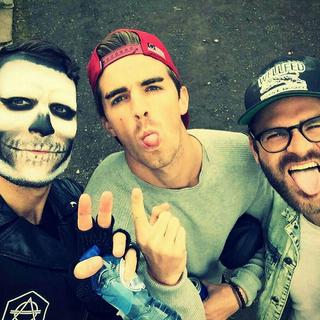 戴上耳机放大音量炸耳朵