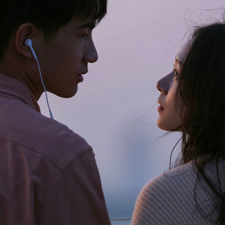 两个人相互辉映，光芒胜过夜晚繁星