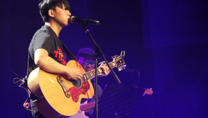 小海《没有她世界依然在绽放》E调高清弹唱谱吉他谱