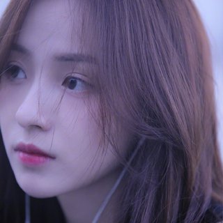 如今我远在天涯，把思念藏在心底