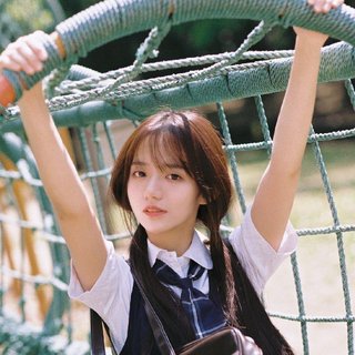 请保持眉梢跳跃，有人待你对视