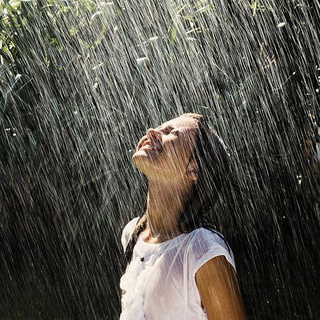 年少心事 | 你从雨中来，撞进我眼里