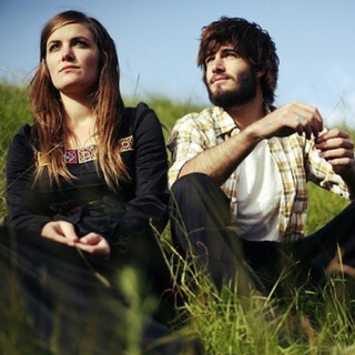 他和她，两人，行走世界。